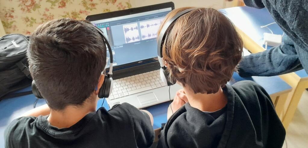 Deux éléves travaille sur un projet audio sur un ordinateur dans le collège les luciole